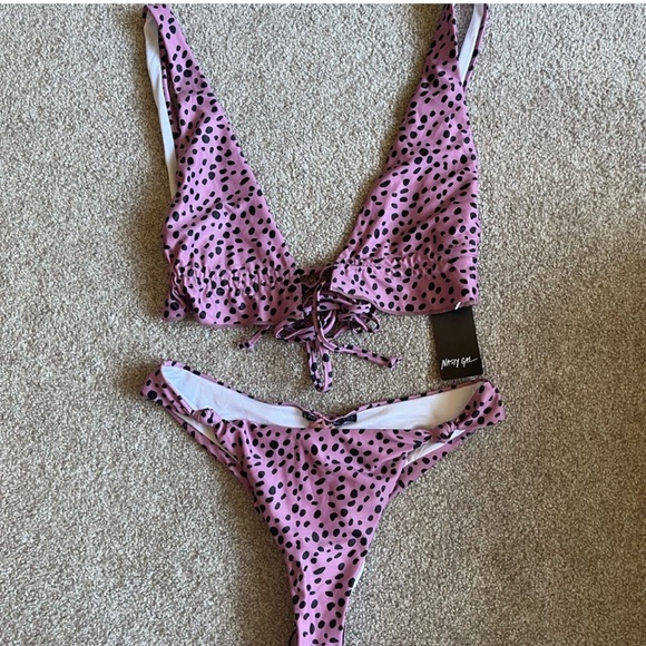 Bikini - Picture 1 of 3